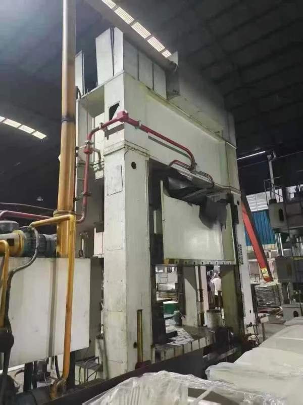 南通锻压1000吨框架液压机。有效台面1.9X3.2米，开口1.