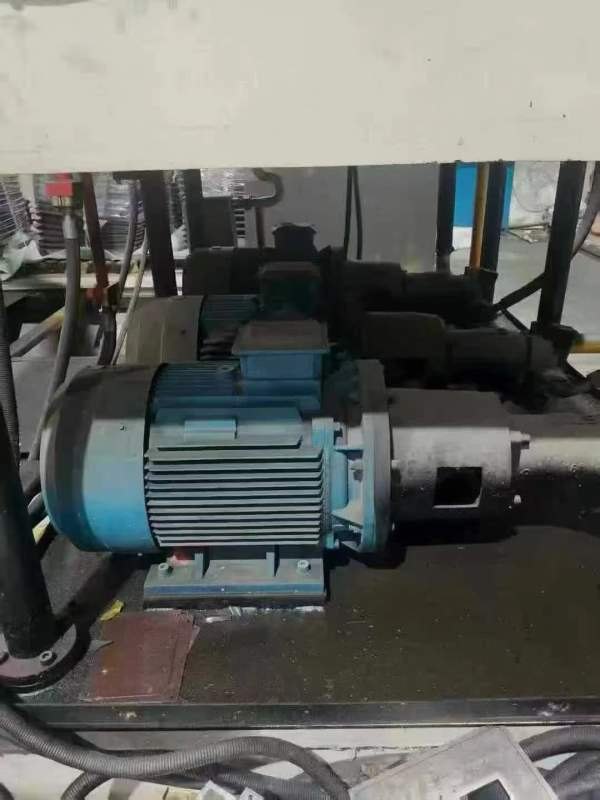 南通锻压1000吨框架液压机。有效台面1.9X3.2米，开口1.