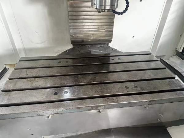 巨高VL850B立式加工中心三轴线轨.三菱M80系统BT40主轴.