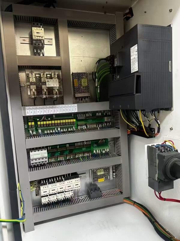 巨高VL850B立式加工中心三轴线轨.三菱M80系统BT40主轴.