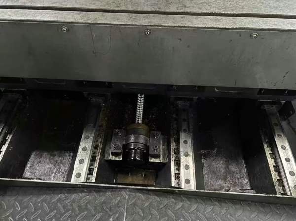 刚刚到货阿迈科1370加工中心，导轨两线一硬，Y轴四导.