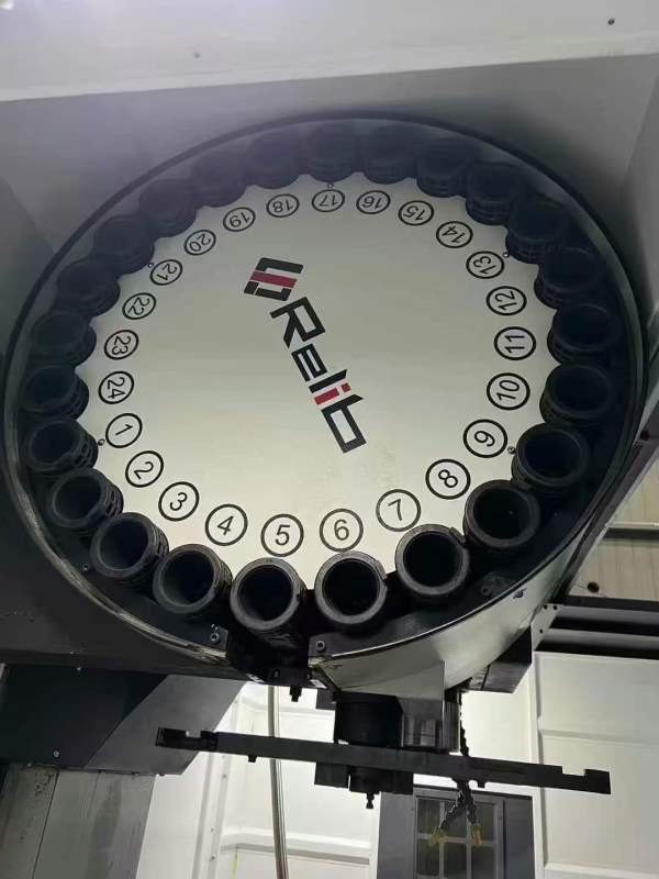 刚刚到货阿迈科1370加工中心，导轨两线一硬，Y轴四导.