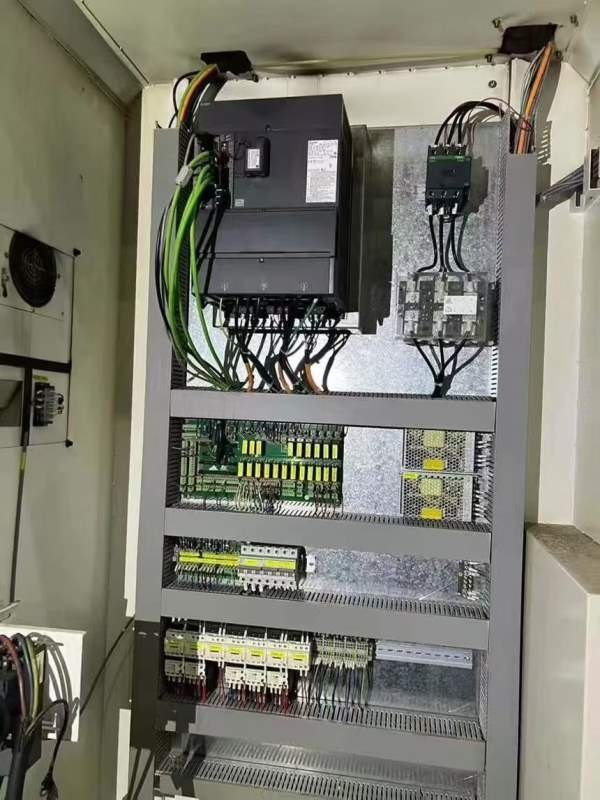 刚刚到货阿迈科1370加工中心，导轨两线一硬，Y轴四导.