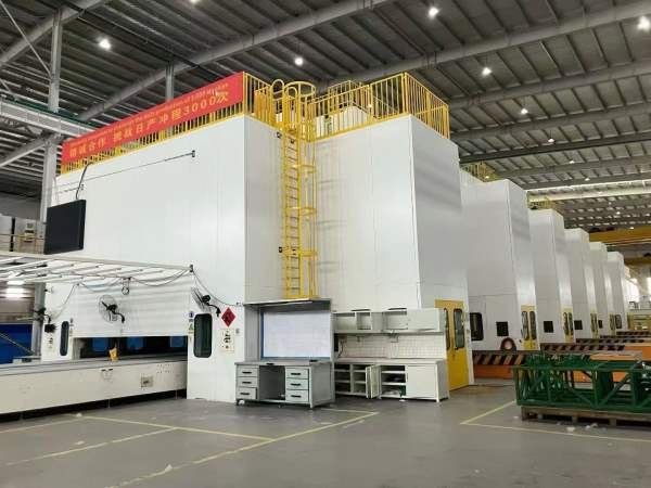 济南二机产机器人全自动冲压生产线年全新库卡7轴机器.