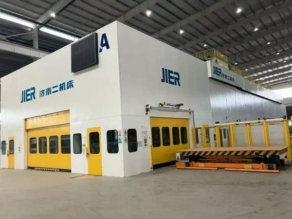 济南二机产机器人全自动冲压生产线年全新库卡7轴机器.