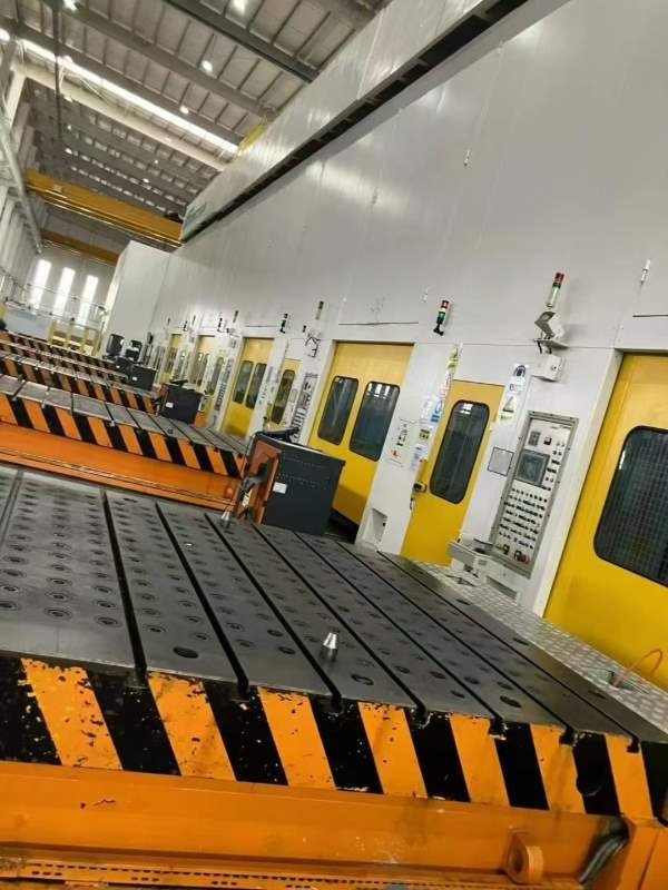 济南二机产机器人全自动冲压生产线年全新库卡7轴机器.