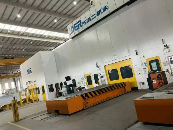 济南二机产机器人全自动冲压生产线年全新库卡7轴机器.