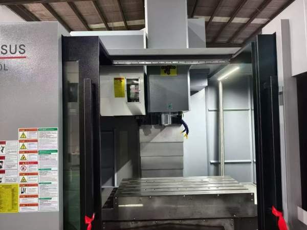 9.99成新小巨人1160加工中心，三线滚柱，机械臂刀库，.