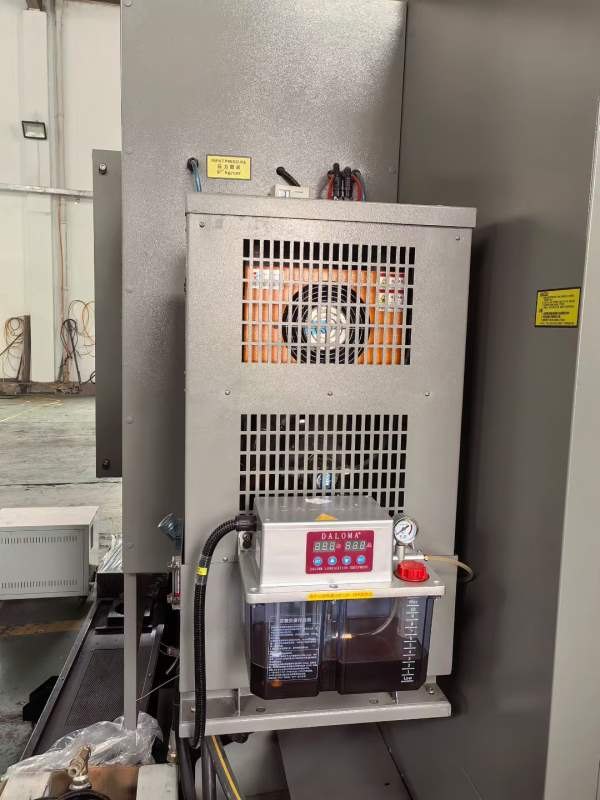 9.99成新小巨人1160加工中心，三线滚柱，机械臂刀库，.