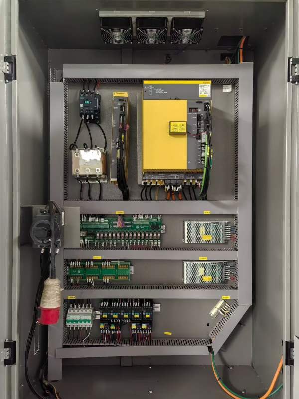 9.99成新小巨人1160加工中心，三线滚柱，机械臂刀库，.