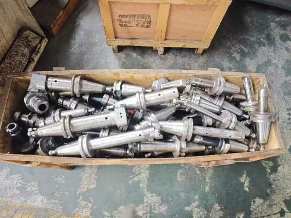 基本全新BT50刀柄60多把，其中有10把镗刀，有秒杀的来