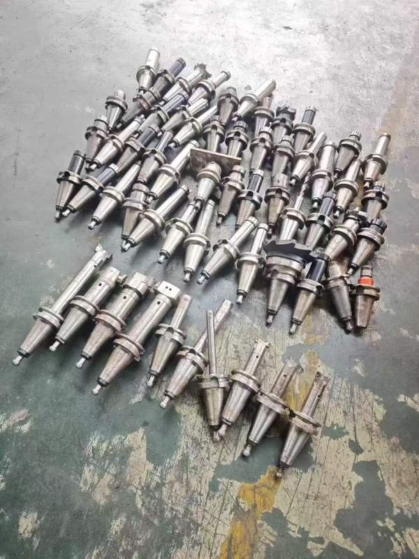 基本全新BT50刀柄60多把，其中有10把镗刀，有秒杀的来