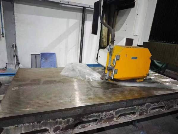 溧阳工厂还有一台杭州2512龙门平面磨工作台2500/1250.