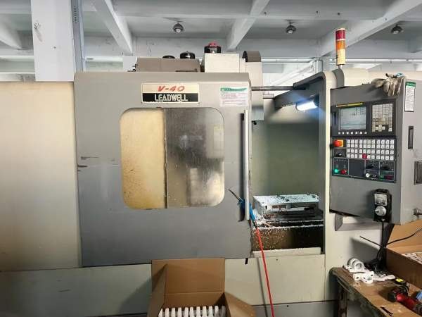 昆山工厂在位几万块钱，就买原装丽伟V-40加工中心三轴.