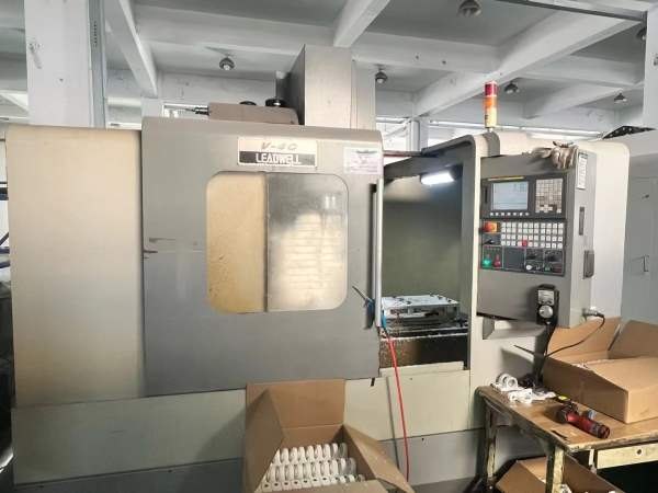 昆山工厂在位几万块钱，就买原装丽伟V-40加工中心三轴.