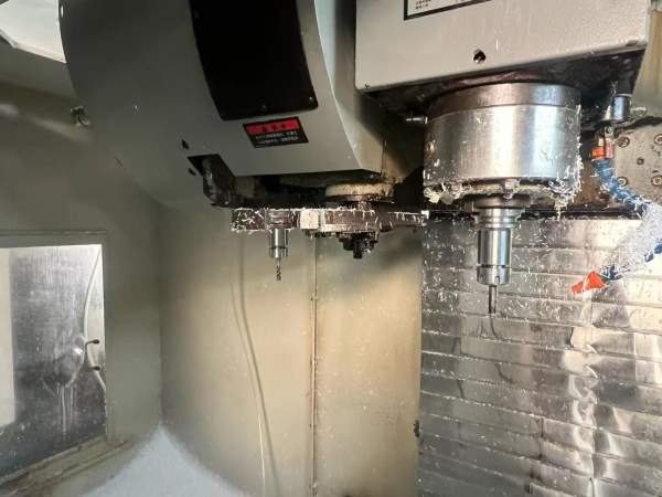 昆山工厂在位几万块钱，就买原装丽伟V-40加工中心三轴.