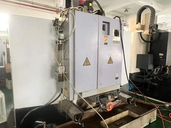 昆山工厂在位几万块钱，就买原装丽伟V-40加工中心三轴.