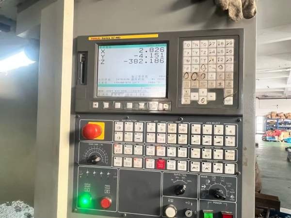 昆山工厂在位几万块钱，就买原装丽伟V-40加工中心三轴.