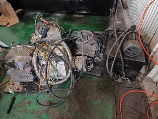 320四轴转台一套，华中电机，需要联系我