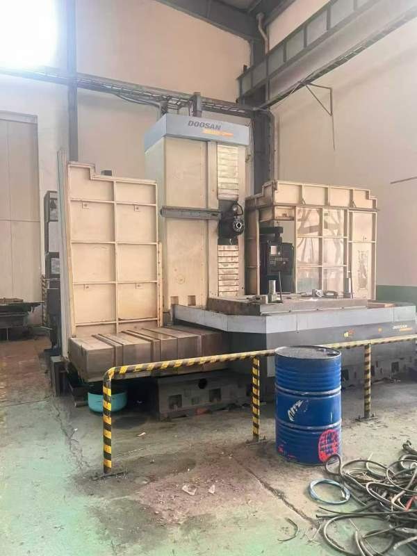 新定斗山110数控刨台镗床，机器非常新，工作台1.4米1..