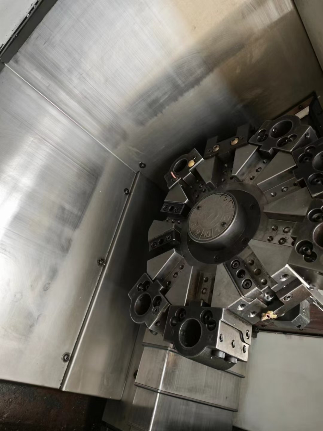 两台程泰GLS1500数控车床，8寸液压卡盘，12工位刀塔，.