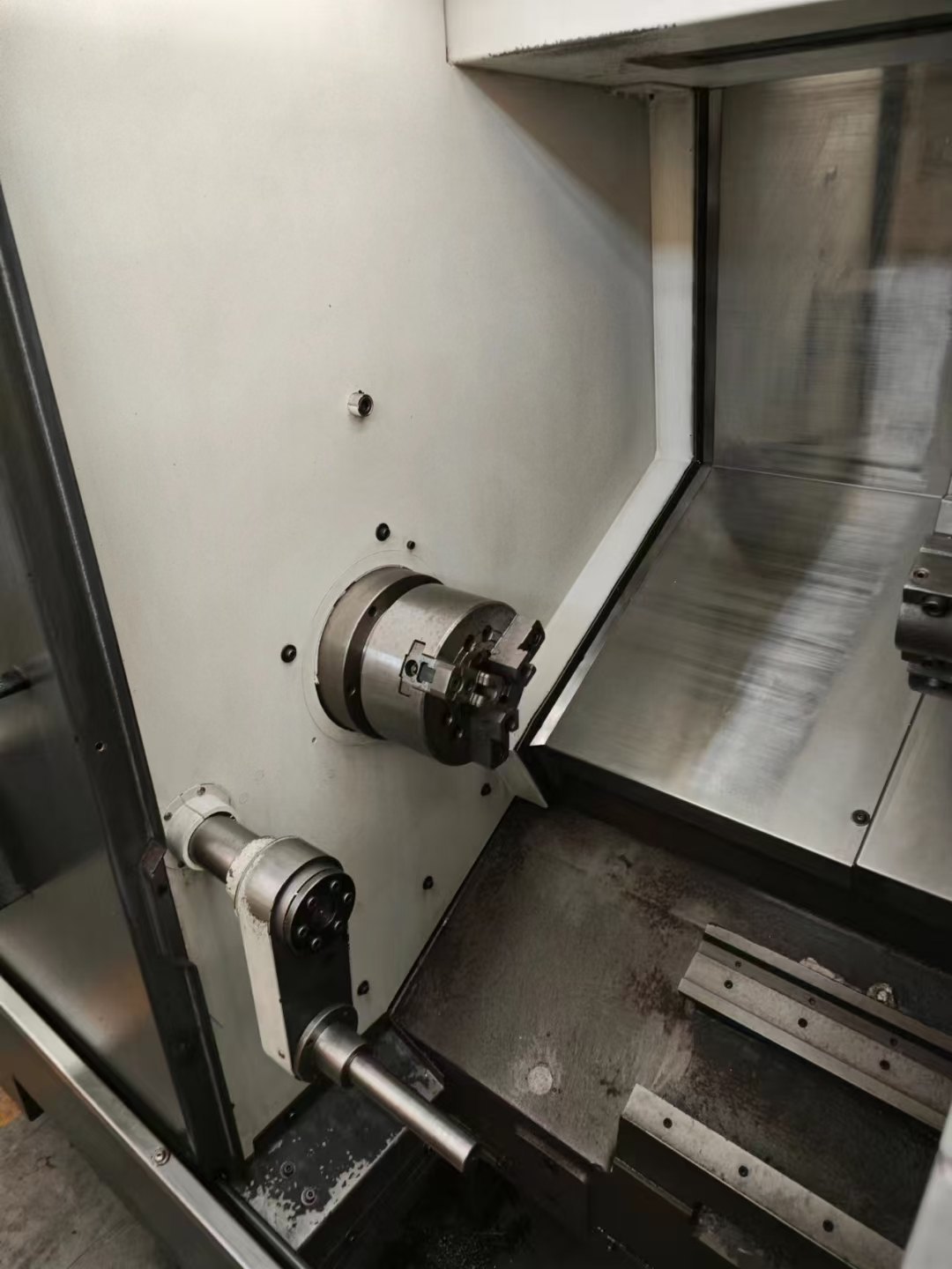 两台程泰GLS1500数控车床，8寸液压卡盘，12工位刀塔，.