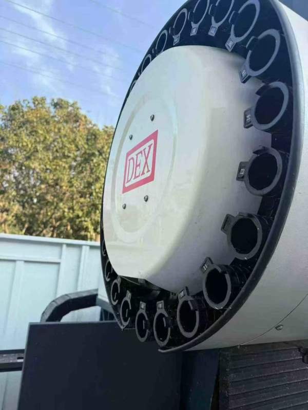 同款两台飞纳斯2500加工中心，重型机，X轴丝杆传动，B.