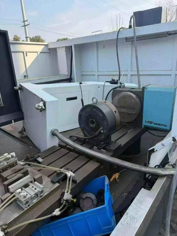 同款两台飞纳斯2500加工中心，重型机，X轴丝杆传动，B.