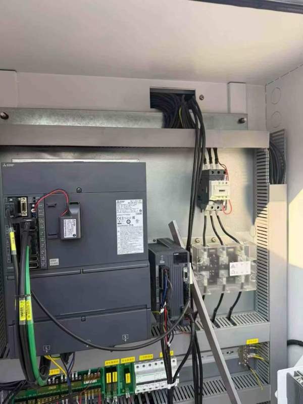 同款两台飞纳斯2500加工中心，重型机，X轴丝杆传动，B.