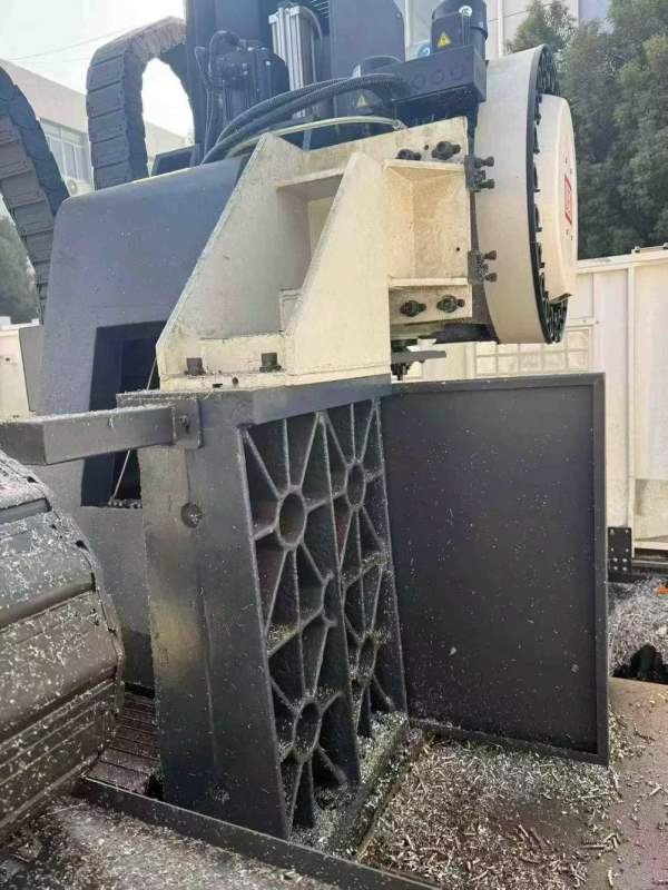 同款两台飞纳斯2500加工中心，重型机，X轴丝杆传动，B.