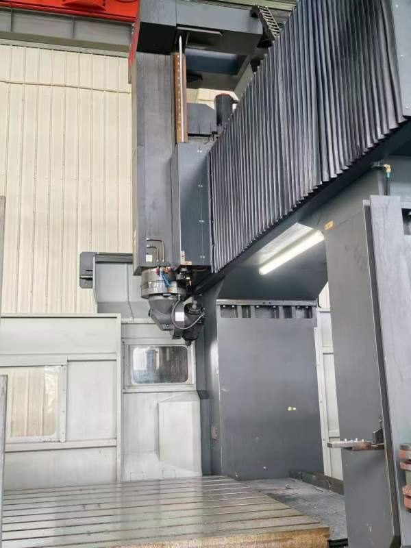 准新威立龙门加工中心：型号 LB-428Z/Z 轴行程 1000 m.