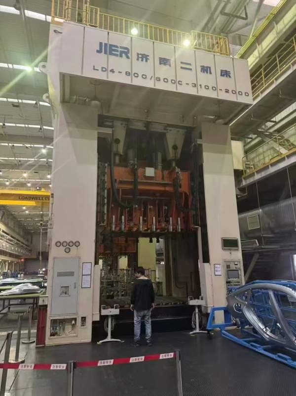 刚刚拿下，安装少用，准新机状态济南二机1400吨四点多.