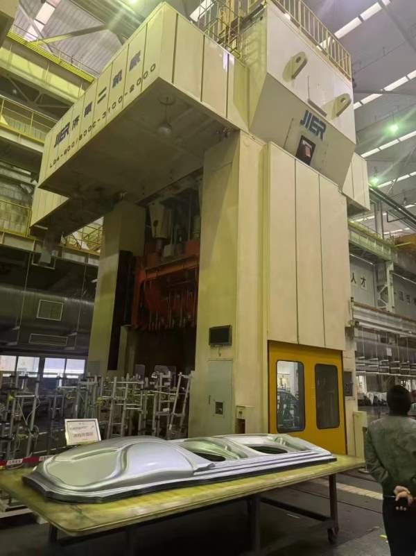 刚刚拿下，安装少用，准新机状态济南二机1400吨四点多.