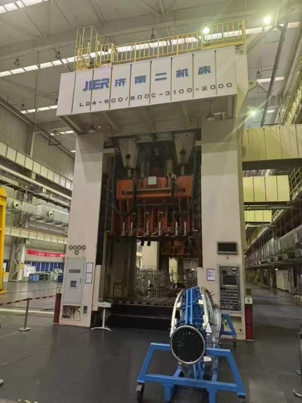 刚刚拿下，安装少用，准新机状态济南二机1400吨四点多.