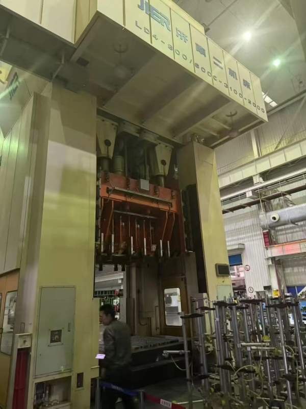 刚刚拿下，安装少用，准新机状态济南二机1400吨四点多.