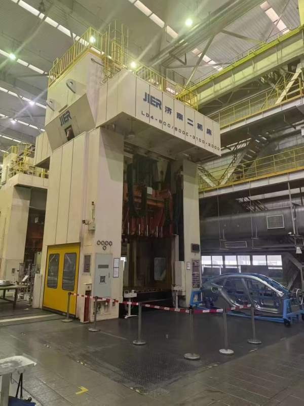 刚刚拿下，安装少用，准新机状态济南二机1400吨四点多.