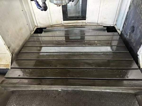 2016年华群2212龙门铣床，工作台，55宽线规，三轴行程.