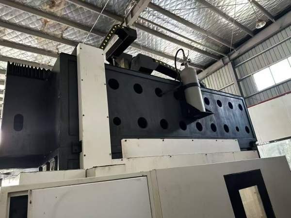 2016年华群2212龙门铣床，工作台，55宽线规，三轴行程.