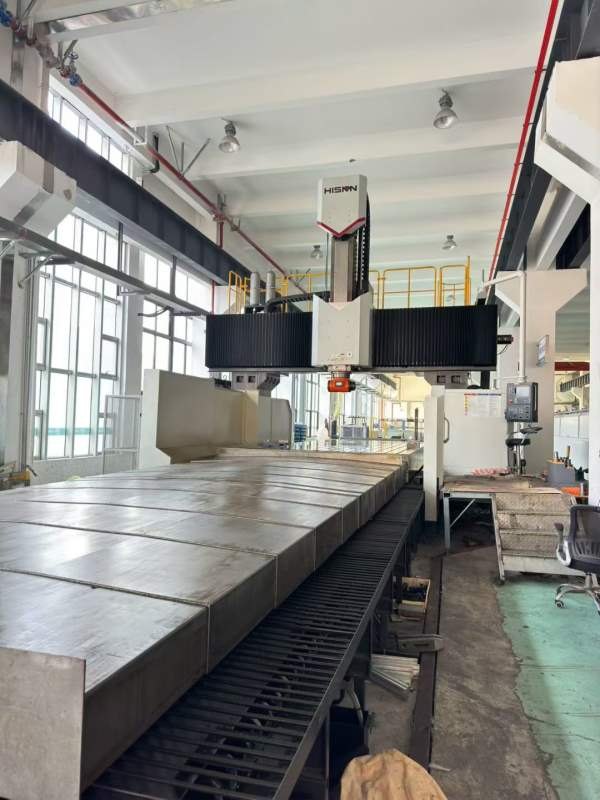 准新海天8036龙门加工中心，BT50齿轮头工作台3米8米，.