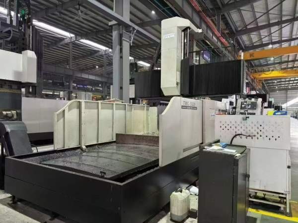后一个台湾大金3320龙门加工中心，工作台3X1.7米，门.