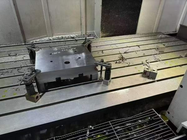 后一个台湾大金3320龙门加工中心，工作台3X1.7米，门.