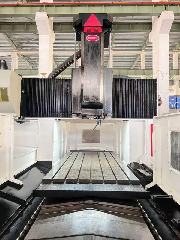 刚刚到货乔峰3218龙门加工中心，工作台3米1.5米，过龙.