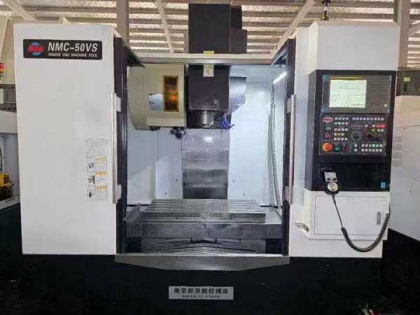 特价一台南京新浙855加工中心，BT40主轴8000转，三轴.