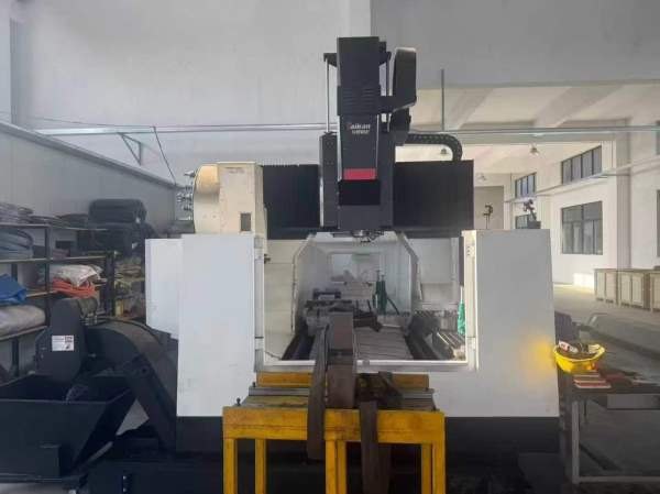 台群1220门龙加工中心三滚轴柱线轨发那科0i-FMplus系.