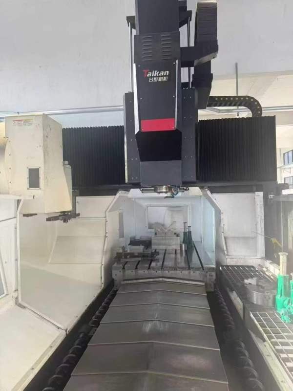 台群1220门龙加工中心三滚轴柱线轨发那科0i-FMplus系.