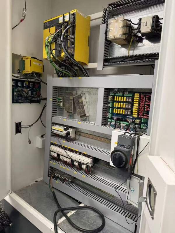 德将630单工位卧加，工作台一度一分，三轴重型线軌，B.