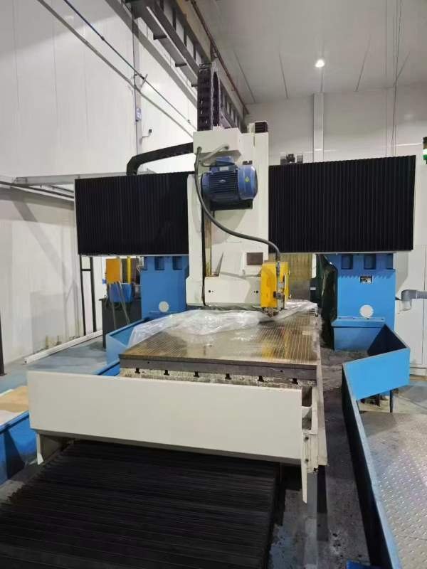 溧阳工厂还有一台杭州2512龙门平面磨工作台2500/1250.