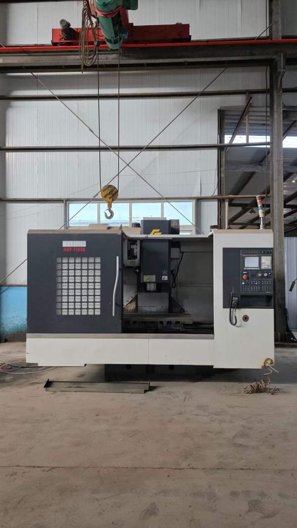 杭州友佳1100立式加工中心，BT40三轴硬轨机，刀库24把.