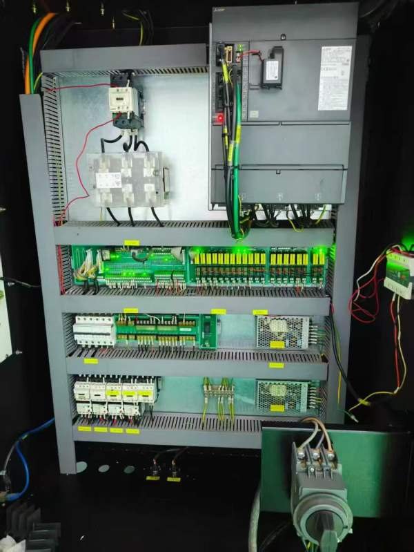 新到一台2021年东莞友凯两米立式加工中心，三菱M80系.