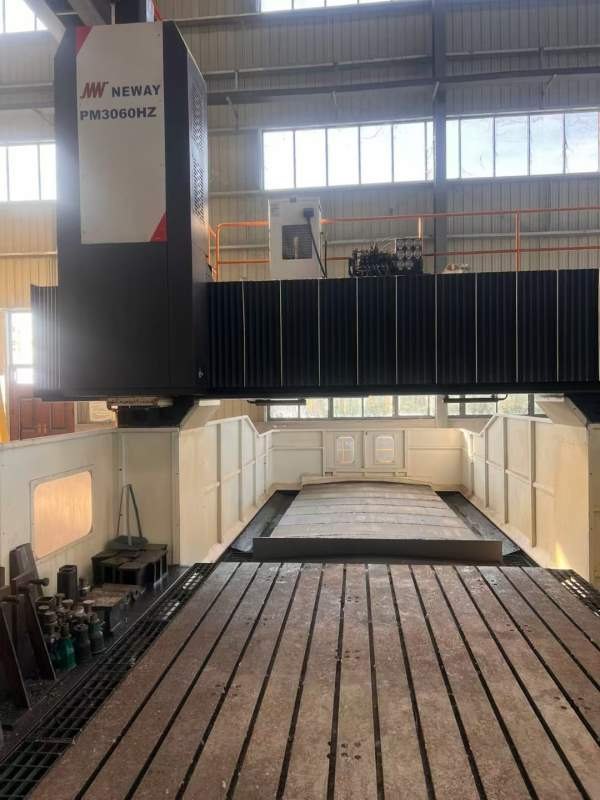 纽威PM3060HZ。工作台3X6米，门宽3.8米，门高1.6米。.